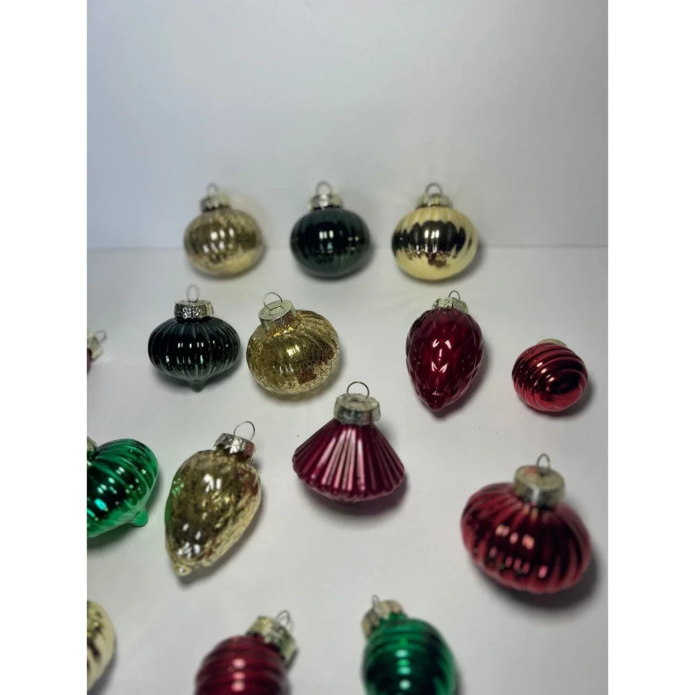 Vintage Style Shiny Glass Christmas Ornaments Lot of 16 Red Green‎ Gold Ribbed